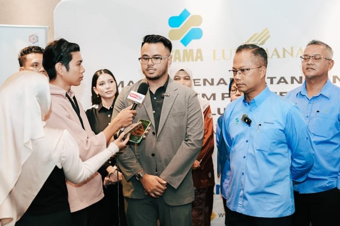 Luxamana and FAMA speaking to the press after the signing