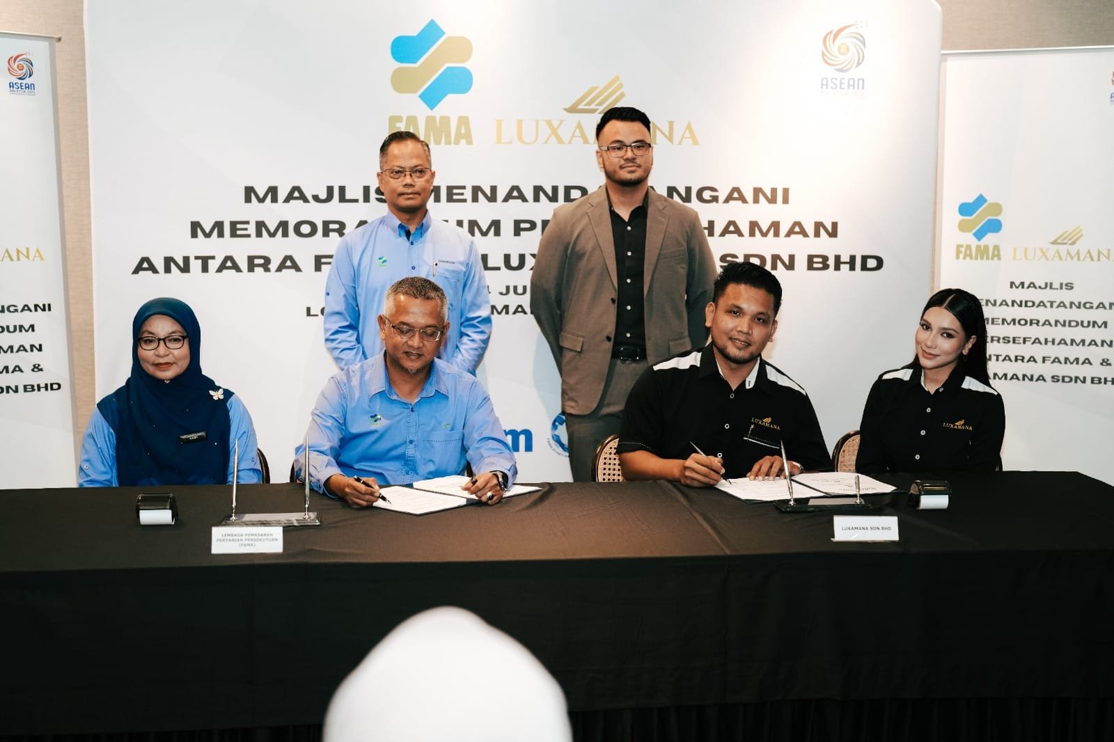 FAMA and Luxamana representatives signing the Memorandum of Understanding
