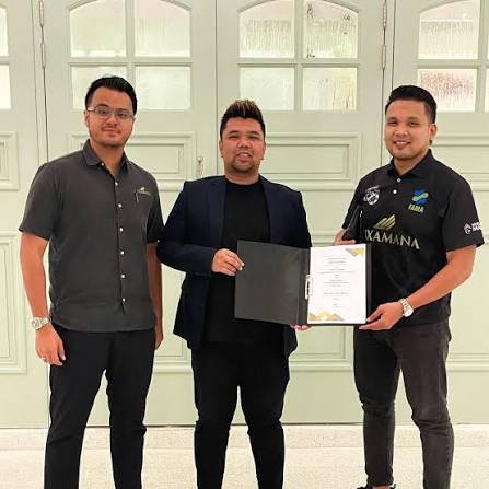 Luxamana and Serai Group representatives holding the signed partnership agreement